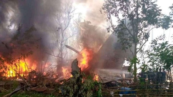 Nesreča vojaškega letala s 96 ljudmi na krovu na filipinskem otoku Jolo (foto: STA/Twitter)