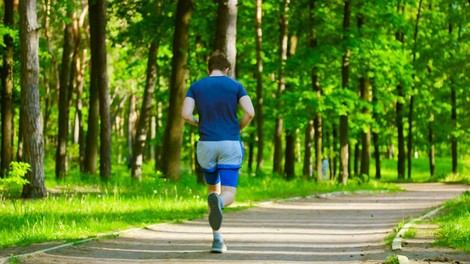 Med sobotnimi 845 odvzetimi brisi 9 pozitivnih, zaradi covida-19 ni umrl nihče