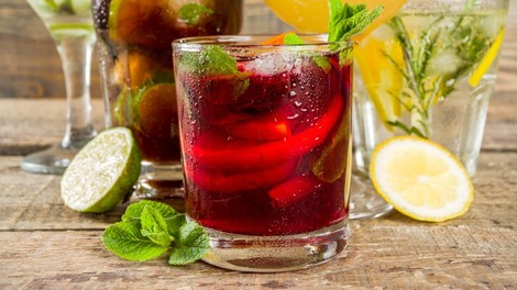 Gin tonic vs Aperol spritz (dvoboj najbolj priljubljenih poletnih koktajlov)