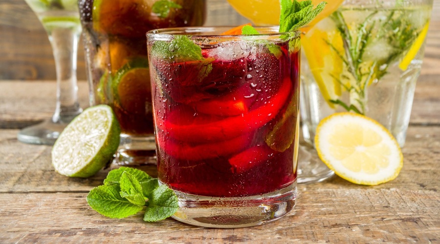 Gin tonic vs Aperol spritz (dvoboj najbolj priljubljenih poletnih koktajlov) (foto: profimedia)