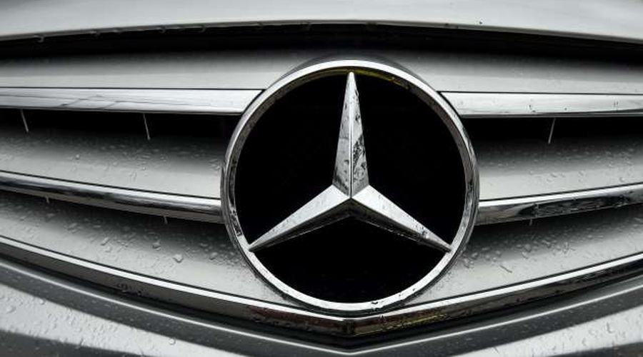 Vozniki Mercedesov s skupinsko odškodninsko tožbo zoper Daimler (foto: Tamino Petelinšek/STA)