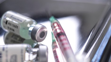 Prebolevniki po cepljenju s cepivi mRNA verjetno dosmrtno zaščiteni pred covidom-19