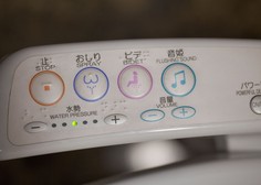 Najbolj običajen dodatek k školjki na Japonskem je avtomatiziran curek vode