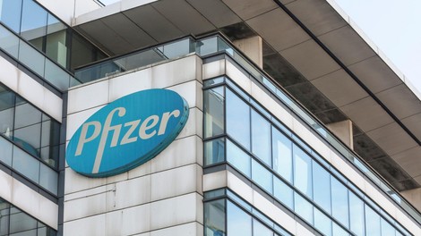 Pfizer in BioNTech predlagata še tretji, poživitveni odmerek cepiva proti novim različicam