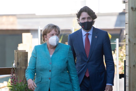 Justin Trudeau in Angela Merkel sta po AstraZeneci v drugo cepljena z Moderno