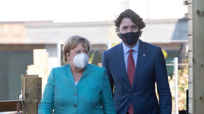 Justin Trudeau in Angela Merkel sta po AstraZeneci v drugo cepljena z Moderno (foto: profimedia)