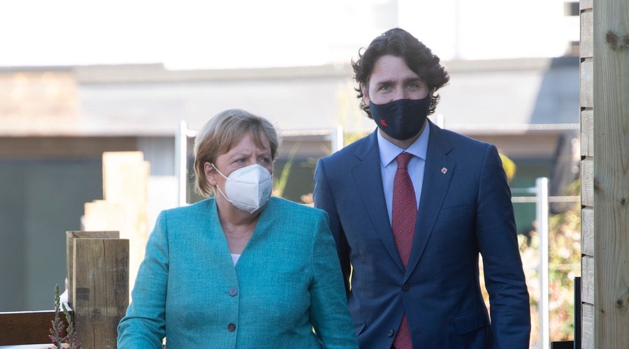 Justin Trudeau in Angela Merkel sta po AstraZeneci v drugo cepljena z Moderno (foto: profimedia)