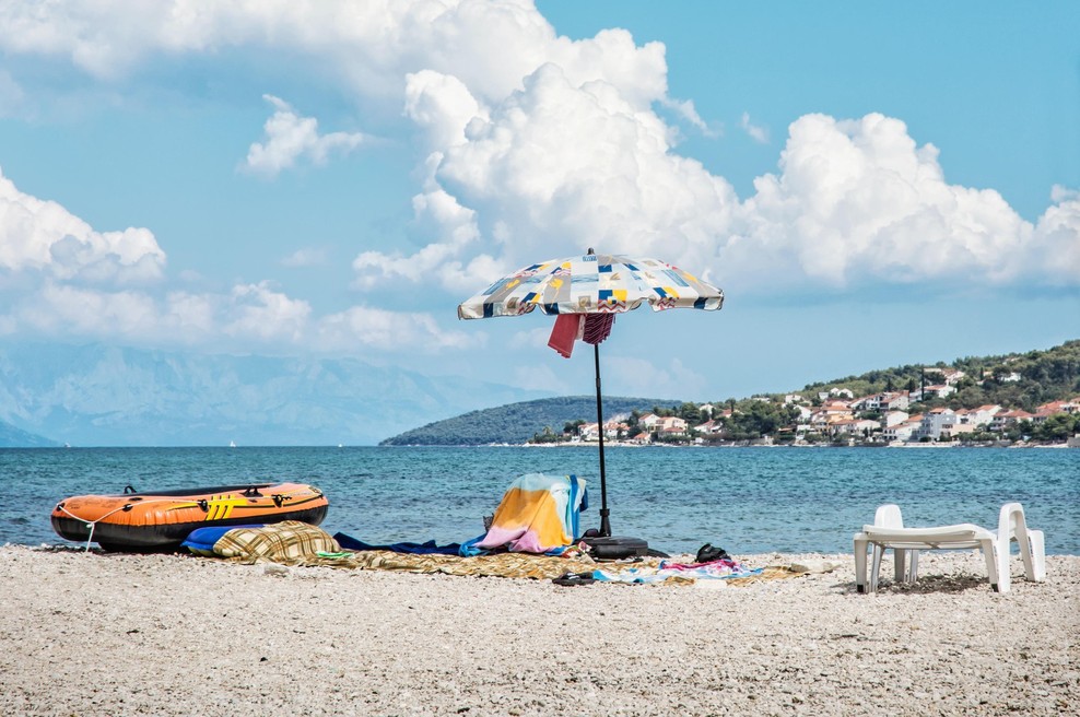 Na hrvaškem otoku Čiovo se z ognjenimi zublji bori 90 gasilcev (foto: profimedia)