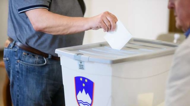 Odprla so se volišča za glasovanje na referendumu o noveli zakona o vodah (foto: Nebojša Tejić/STA)