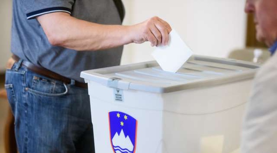 Odprla so se volišča za glasovanje na referendumu o noveli zakona o vodah (foto: Nebojša Tejić/STA)