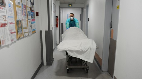 V Belgiji 90-letnica okužena z dvema različicama koronavirusa