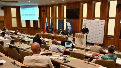 Državni svet izglasoval veto na novelo zakona o nalezljivih boleznih