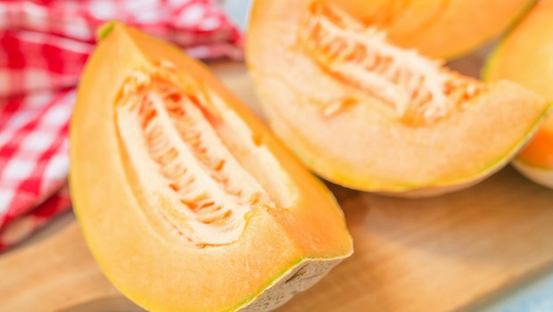 
                            Japonska: Melone za 20.000 evrov kot luksuzno darilo (foto: Profimedia)