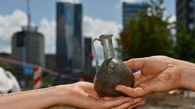 Arheologi na Dunajski cesti našli redko kamnito pepelnico (foto: Tamino Petelinšek/STA)