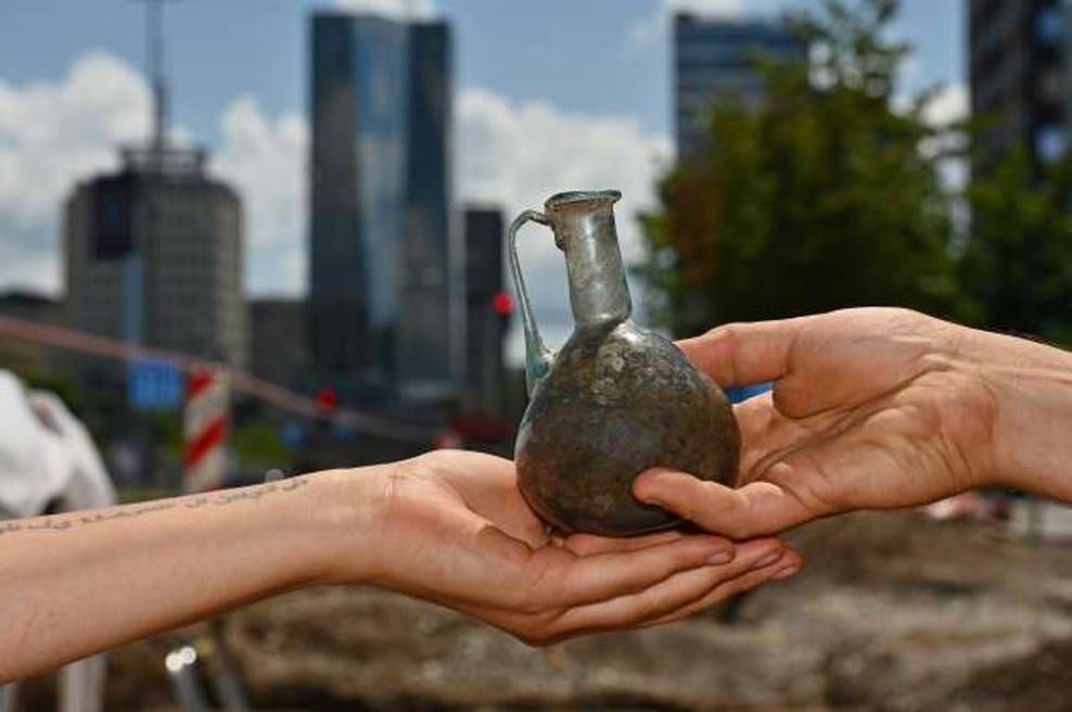 Arheologi na Dunajski cesti našli redko kamnito pepelnico (foto: Tamino Petelinšek/STA)