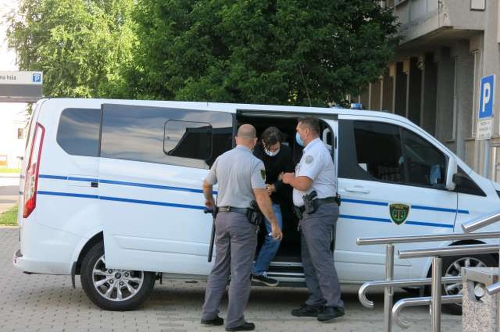 Dvajsetletniku, ki naj bi načrtoval strelski pohod, pogojna kazen in zdravljenje (foto: Tinkara Zupan/STA)