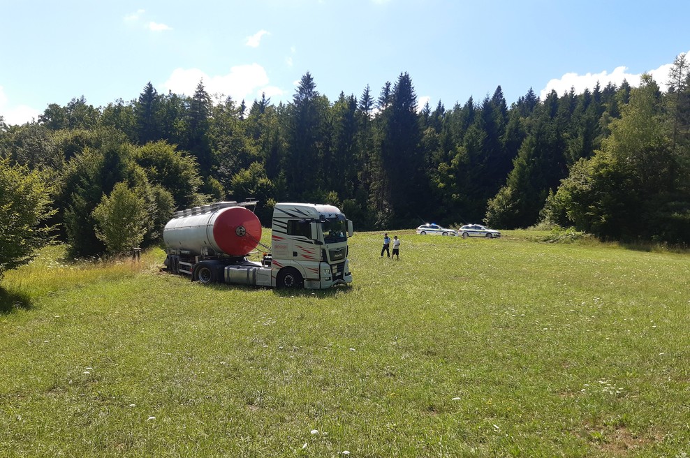 Pijan s cisterno povzročil dve prometni nesreči (foto: PU Ljubljana)