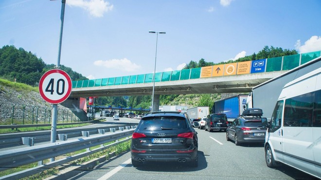 Na večini mejnih prehodov s Hrvaško močno povečan promet (foto: profimedia)