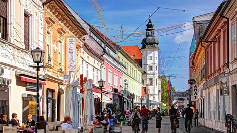 V soboto 2,6 odstotka pozitivnih brisov, sedemdnevno povprečje padlo na 53
