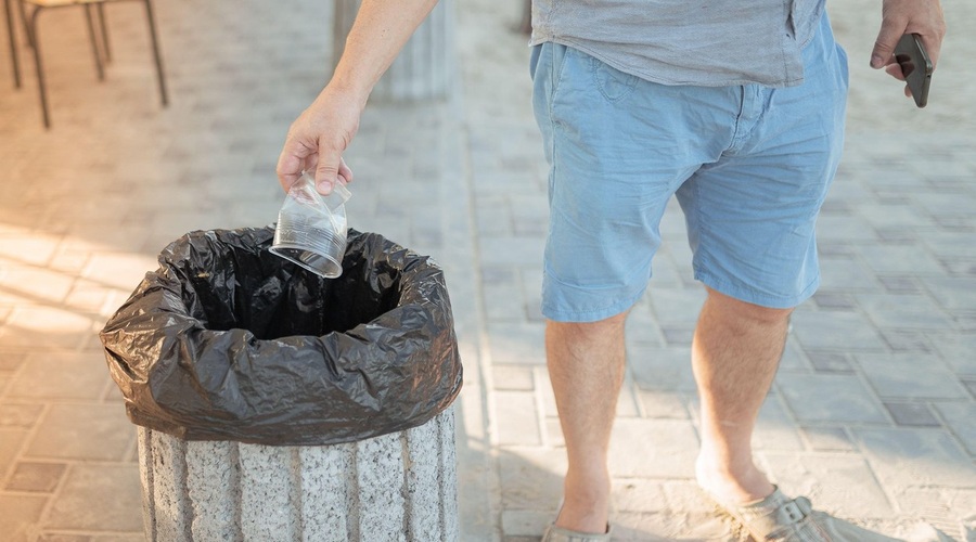Na mizi uredba o prepovedi prodaje plastičnih proizvodov za enkratno uporabo (foto: profimedia)