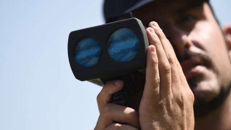 Nov prometni zakonik: nižje kazni za hitrost, višje za telefon, po novem desno tudi pri rdeči luči!