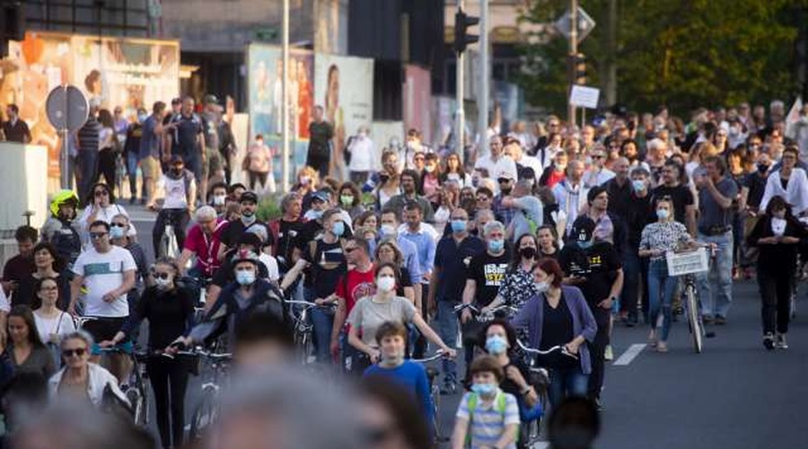 Po odločitvi ustavnega sodišča so bili vladni odloki o prepovedi oz. omejitvi udeležencev shodov neustavni (foto: Nik Jevšnik/STA)