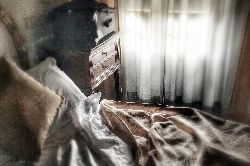 39-letnika ujeli potem, ko je filmsko po zvezanih rjuhah pobegnil iz hotelske karantene (foto: profimedia)