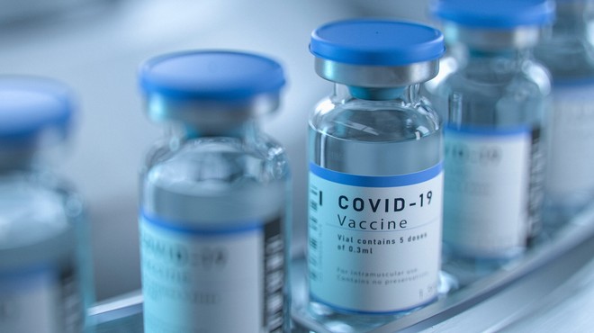 Na zdravniški zbornici poudarjajo, da cepiva proti covidu-19 niso eksperimentalna (foto: Profimedia)