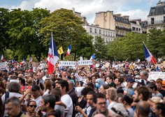 V Franciji in Italiji množični protesti proti poostrenim ukrepom za omejevanje epidemije