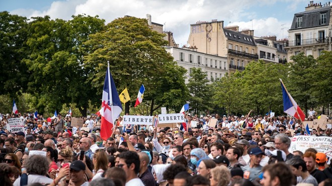 V Franciji in Italiji množični protesti proti poostrenim ukrepom za omejevanje epidemije (foto: profimedia)