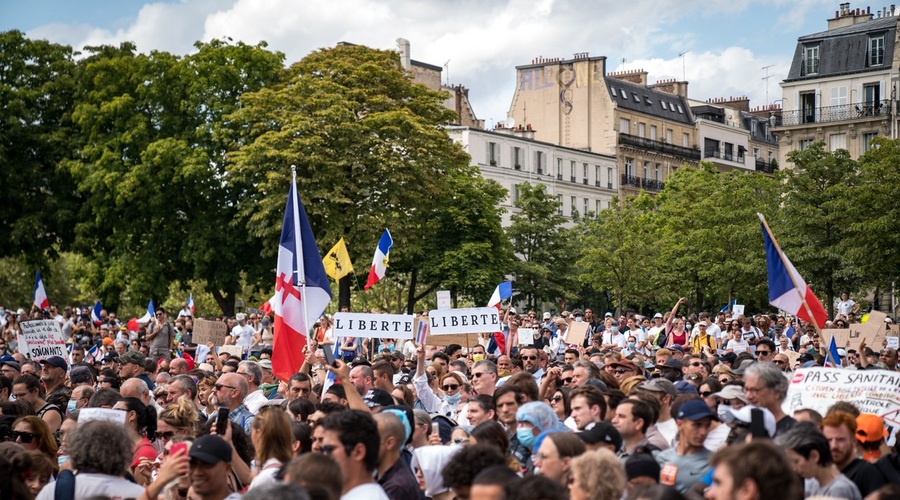 V Franciji in Italiji množični protesti proti poostrenim ukrepom za omejevanje epidemije (foto: profimedia)