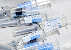 Proti covidu-19 cepljeni skoraj vsi poslanci