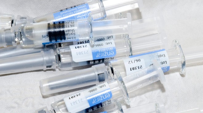 Proti covidu-19 cepljeni skoraj vsi poslanci (foto: profimedia)