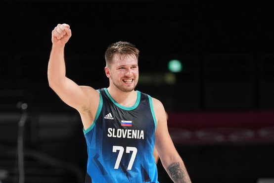 Slovenski košarkarji v zgodovinski prvi tekmi na OI visoko premagali svetovne podprvake