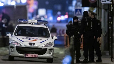 Večmilijonski rop v pariški draguljarni (ropar pobegnil s skirojem)