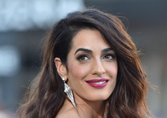 Amal za zmenek z Georgeem Clooneyjem izbrala prečudovito obleko