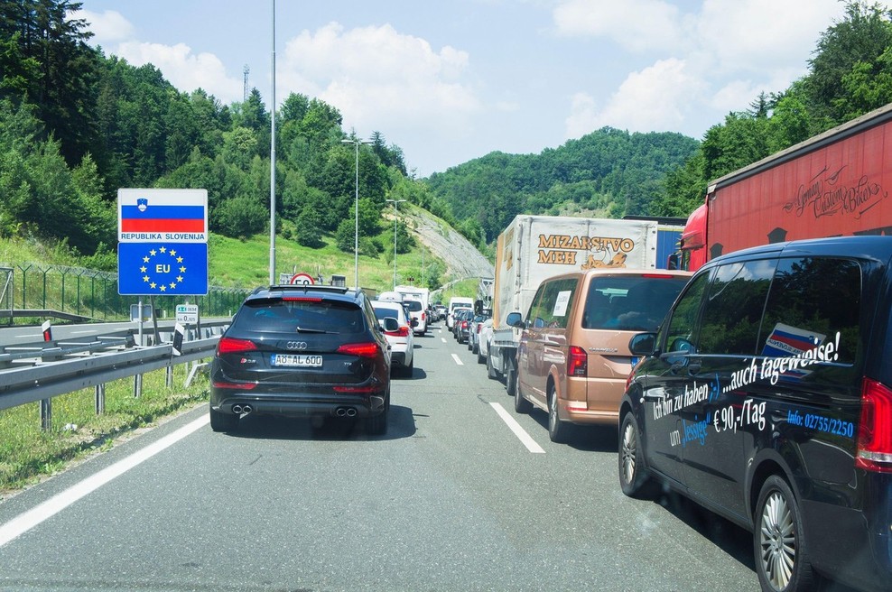 Vrhunec sezone bo močno obremenil promet čez Slovenijo in mejne prehode (foto: profimedia)