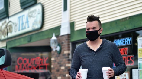 Ameriška študija o okužbah vplivala, da so v ZDA znova priporočili nošenje mask