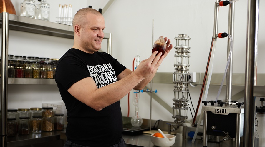 Jure Petruna, mikrodestilarna Petriot: "Podpora lokalnih podjetnikov ima širši družbeni pomen." (foto: Luka Svetic)