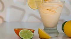 Osvežilen recept za vroče poletje: sadne skodelice "frozen yogurt"