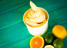 Osvežilen recept za vroče poletje: sadne skodelice "frozen yogurt"