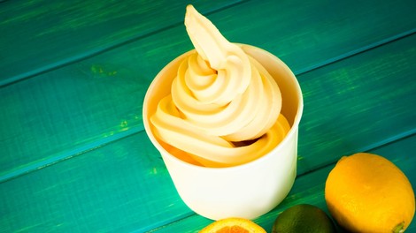 Osvežilen recept za vroče poletje: sadne skodelice "frozen yogurt"