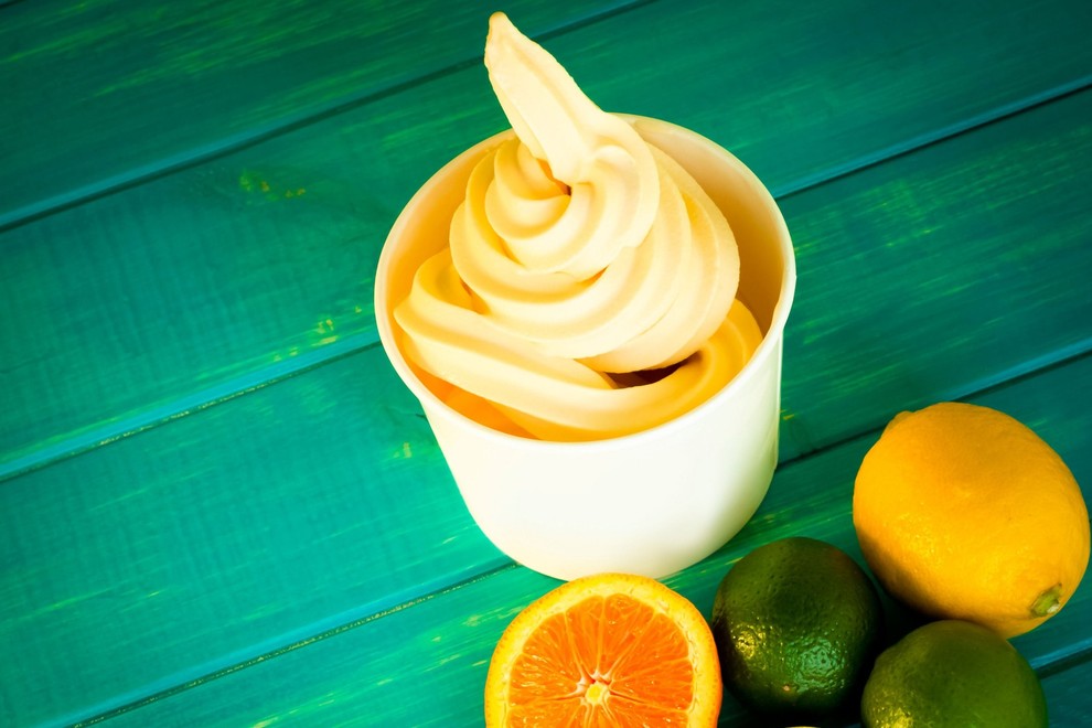 Osvežilen recept za vroče poletje: sadne skodelice "frozen yogurt"