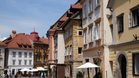 Četrtkovi testi so število okužb povečali za 144, delež pozitivnih 8,1 odstotka