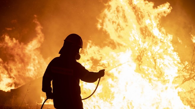 Po južnem Balkanu in ob Sredozemlju še naprej pustošijo požari (foto: profimedia)