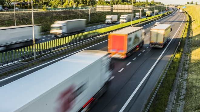 Na naših avtocestah od novembra težka tovorna vozila ne bodo več smela prehitevati (foto: profimedia)