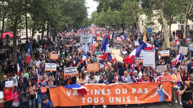 Francozi zaradi ukrepov Emmanuela Macrona in uvedbe PCT znova na ulici (foto: profimedia)