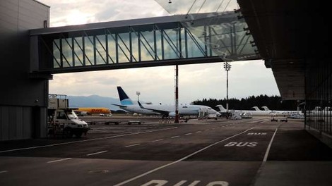 Cepljenje proti covidu-19 odslej tudi na ljubljanskem letališču