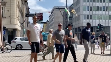 Vodstvena ekipa Dallas Mavericksov na sprehodu in kosilu v Ljubljani (video)