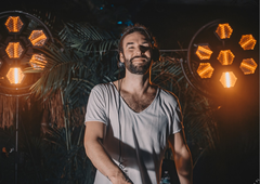 Spoznajte Eelkeja Kleijna, didžeja, ki rola v nogavicah!